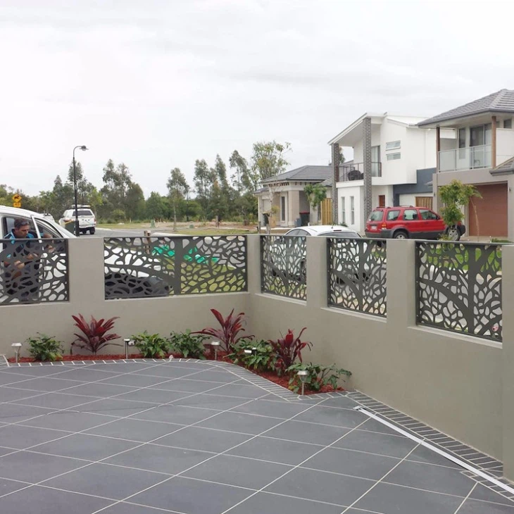 outdoor screen (423)